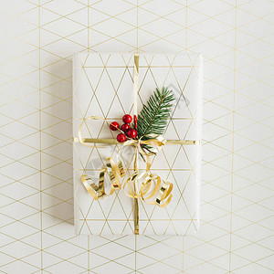 圣诞节节日配有礼品盒红莓和金装饰品图片