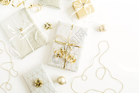 新年假期配有黄金礼物盒白色背景的装饰品图片