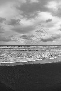 海洋海岸上的黑沙火山海滩图片