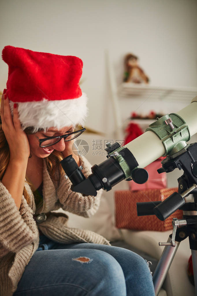 圣诞节新年的快乐与天文学望远图片