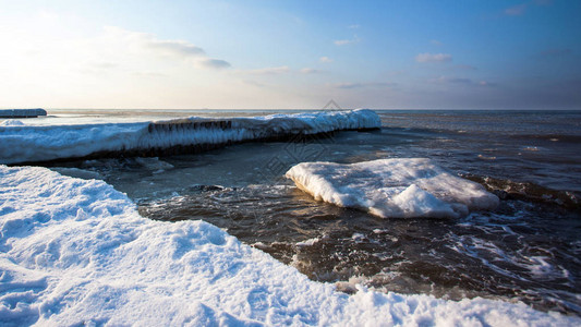 白雪皑皑的海滩和冰冻的大海图片