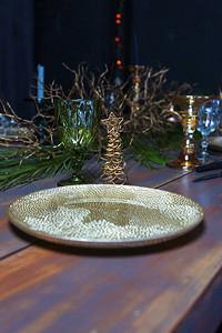 新年节日配有金盘装饰的餐桌古老的葡萄酒杯和圣诞树放在旧图片