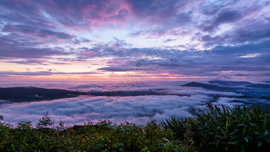 雾的美丽自然景观覆盖了山顶和色彩缤纷的天空图片