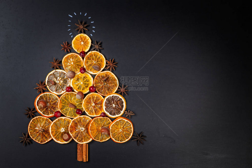 圣诞树由干橙子肉桂和暗底的恒星葵制图片