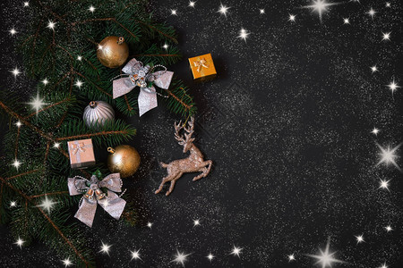 Fir树枝圣诞节装饰品和暗底背景的礼物用复图片
