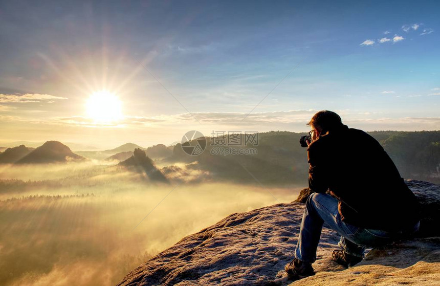 自然摄影师在山顶的观景点上创造艺术图片