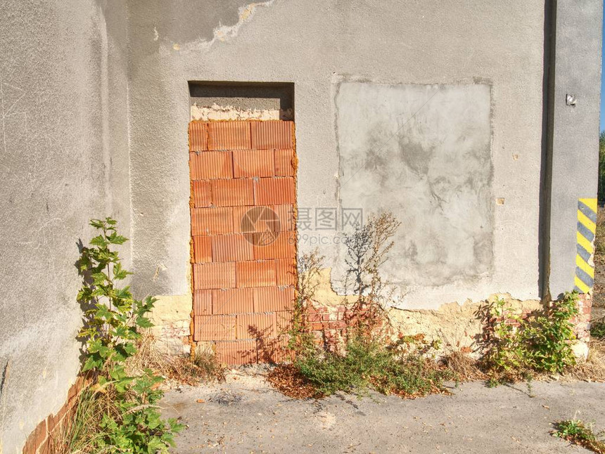 废弃房屋的围墙门入口门洞上的铁条断了旧图片