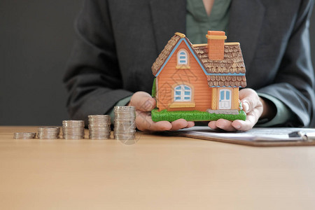 住房模型和硬币堆叠为购买房屋财产房地产投资融和银行图片