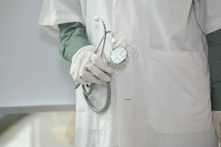 医生用听诊器听诊呼吸或在诊所医院检查图片