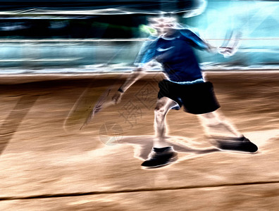 网球运动员快速向网络移动的负面形象图片