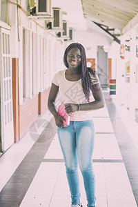 学校走廊里的非洲女孩图片