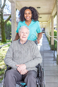坐在轮椅上的老年人在护士的陪图片