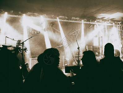音乐会群众在明亮的舞台灯光前的轮椅带乐队图片
