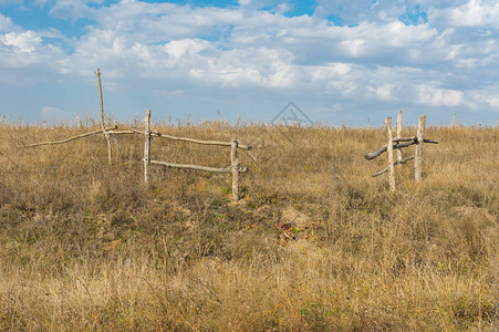 在乌克兰农村地区使用简单的木栅栏图片