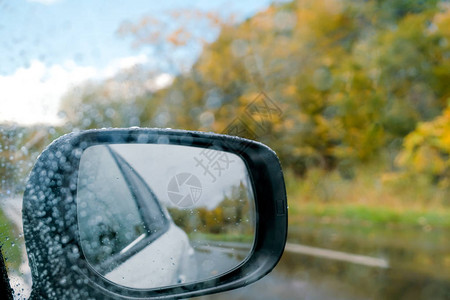 在雨日开车秋季路上天气不好侧镜从驾图片