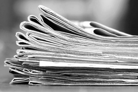 一堆新鲜的早报在办公室的桌子上日报中的最新金融和商业新闻包含信息图片