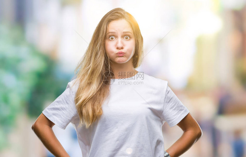年轻美丽的金发女郎穿着休闲的白色t恤图片