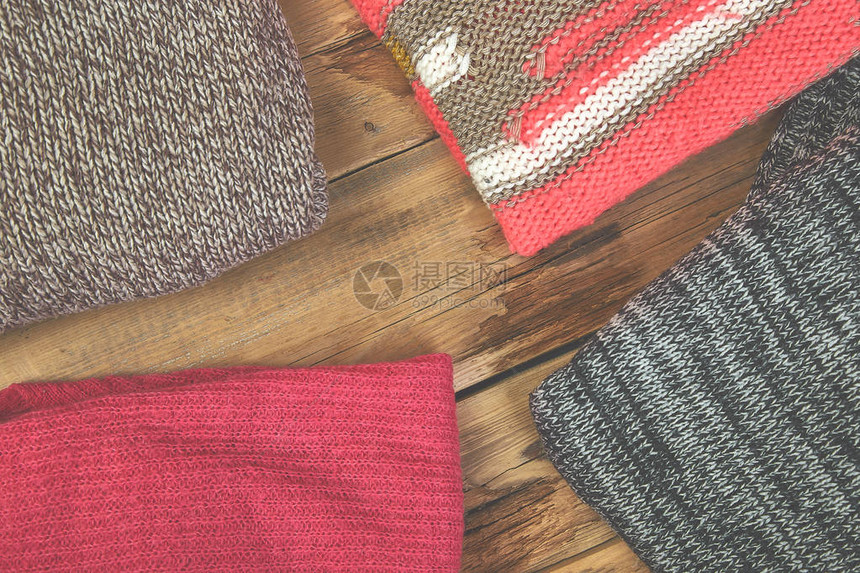 一堆舒适的针织毛衣一堆温暖的毛衣放在质朴背景的木桌上秋冬装复图片