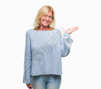中年金发女子身穿冬季毛衣图片