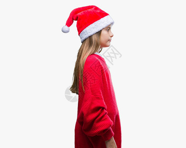 穿着圣诞帽的年轻美女与世隔绝的相望带着自信的笑容假扮自然面图片