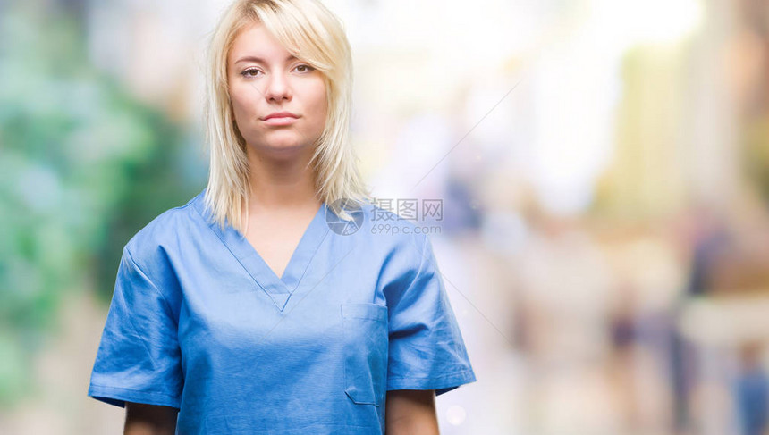 年轻美丽的金发女护士在孤立的背景中面部表现很严肃简单自然地看镜头的女士们呢图片