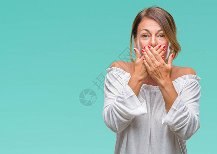 偏僻背景的中年高龄西班牙裔妇女因犯错误而用双手遮住嘴部震图片