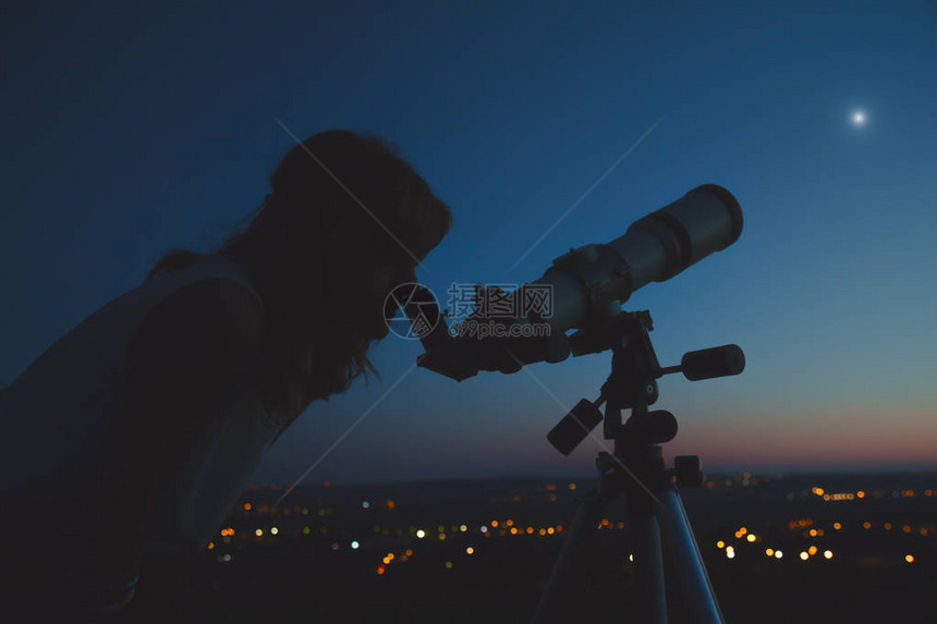 女孩通过望远镜看星图片
