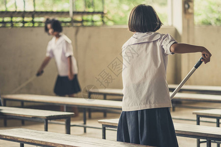 学生在食堂帮忙擦地板图片