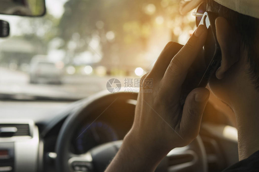近距离接近一个男子使用移动电话危险驾驶图片