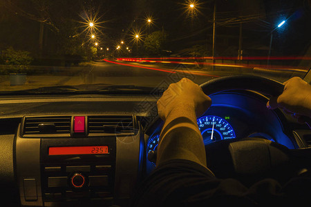人在夜间开车左行图片