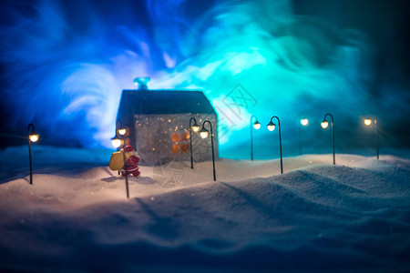 冬天晚上在雪地里装饰可爱的小房子图片