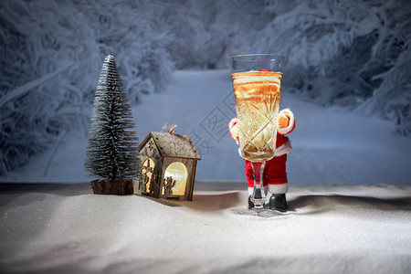 传统冬季假日饮酒在雪中与创造新年艺术作品一起饮酒图片