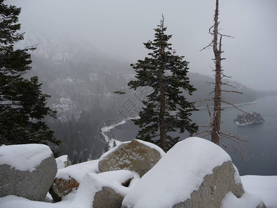 加利福尼亚州Tahoe湖的Emerald湾冷水图片