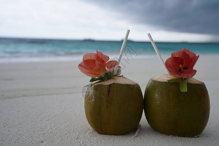 马尔代夫沙滩上的两杯椰子鸡尾酒图片