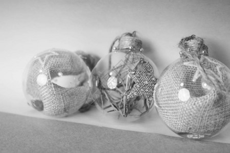 三个小圆形玻璃透明复古即兴优雅时髦装饰美丽的节日新年球背景图片