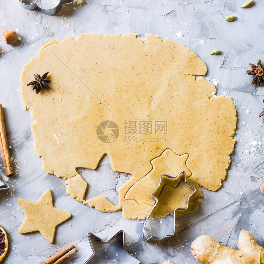 用不同的形式从面团中烹制姜饼干心形星形圣诞树冬季家庭烘焙为圣诞节概念做图片