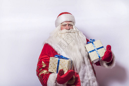 灰色背景的圣诞老人祝贺并赠送许多礼物图片
