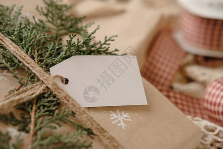 优雅复古圣诞礼品盒上的空白礼品手工装饰的圣诞礼物特写小图片