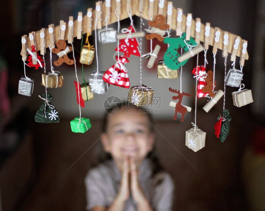 可爱的小孩用小礼物伸展出现日历孩子在精心制作的袋子和盒子里寻找糖果或礼物儿童圣诞装饰家庭寒假图片