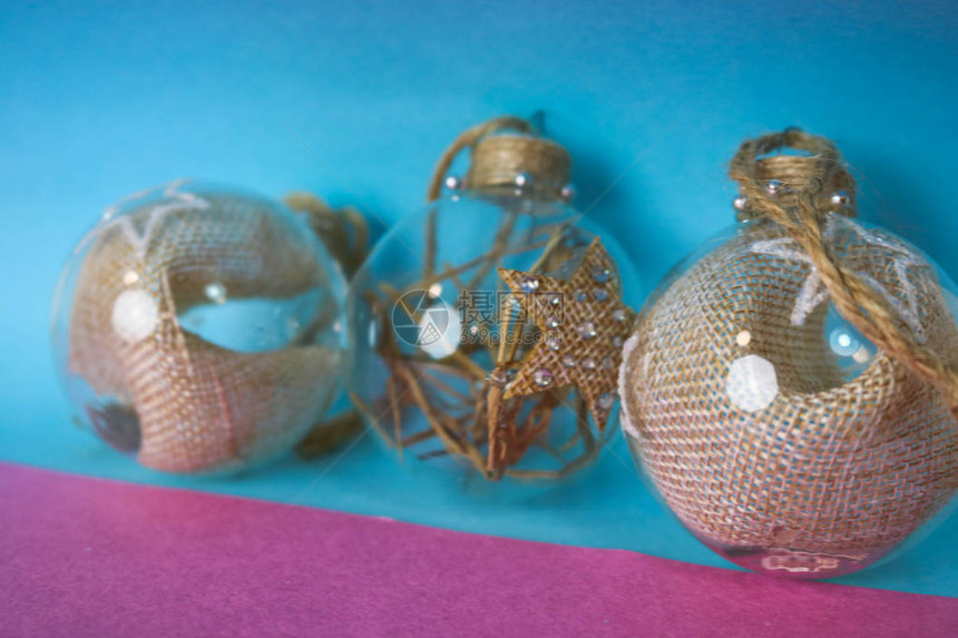 三个小圆形玻璃透明复古即兴优雅时髦装饰美丽的节日新年球图片