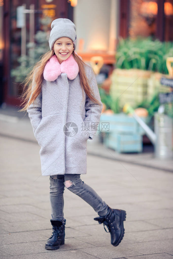 秋日街头穿着灰色外套的可爱小女孩在城市户外图片