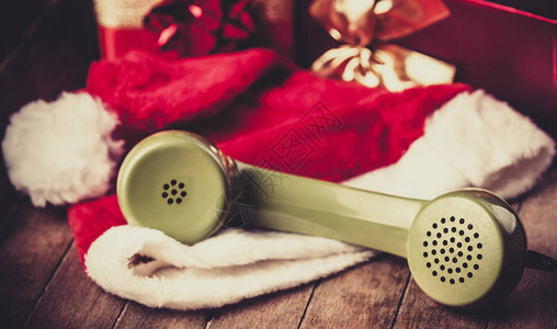 绿色的拨号电话听筒木桌上有图片