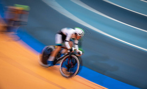 全速领先竞争的室内自行车手的摇图片