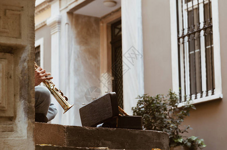 街头艺人为钱演奏单簧管图片