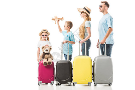 家庭快乐的站着与行李图片