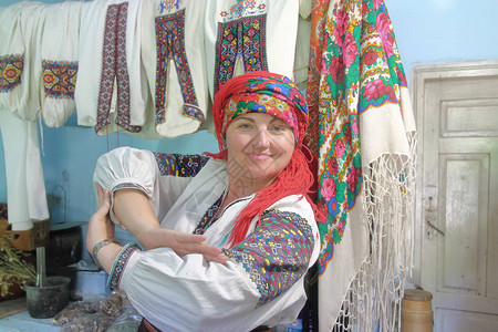 诚信于民毛笔字这张照片拍摄于乌克兰外喀尔巴阡的一个村庄图为一名身着民族服饰的年轻女子背景中可以看到民背景
