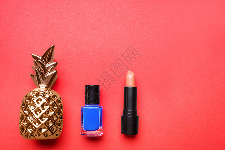 颜色背景上的口红指甲油和菠萝图片