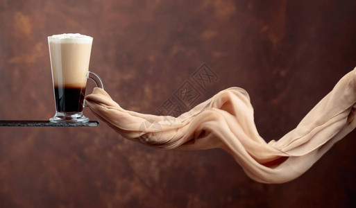 咖啡饮料和奶油在棕色背景上在风香草围巾中演化复制您背景