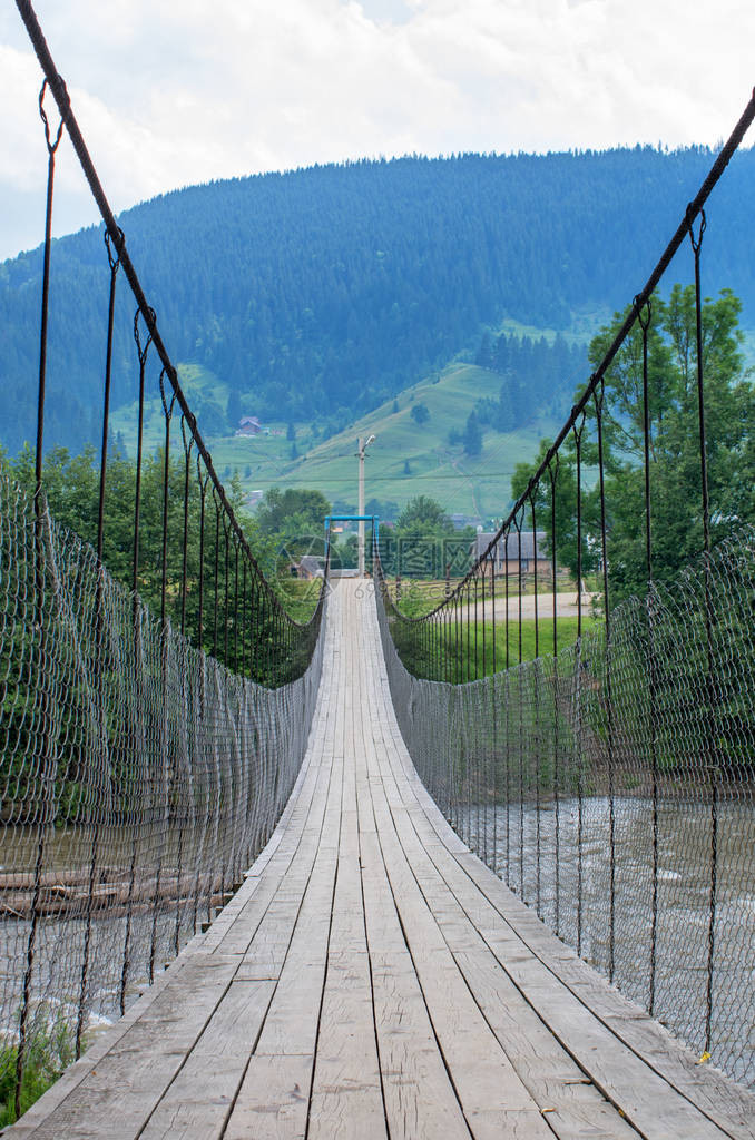 跨越山河的吊桥乌克兰图片