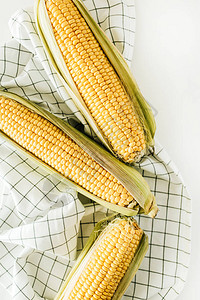 毛毯上玉米的原始耳朵平坦的躺下高端图片